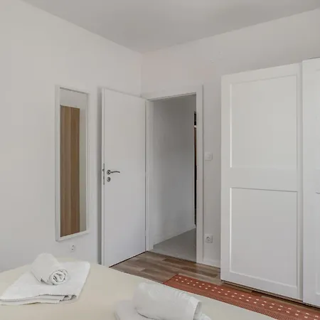 1 Bedroom In Apartment